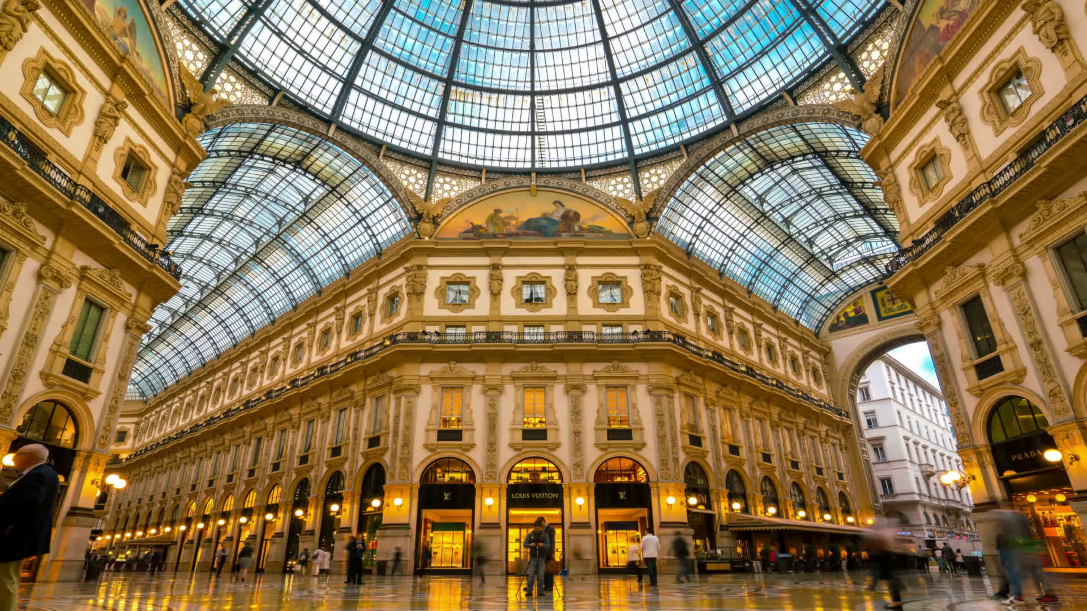 videoblocks-time-lapse-galleria-vittorio-emanuele-ii-in-milan_r7enucgum_thumbnail-full01