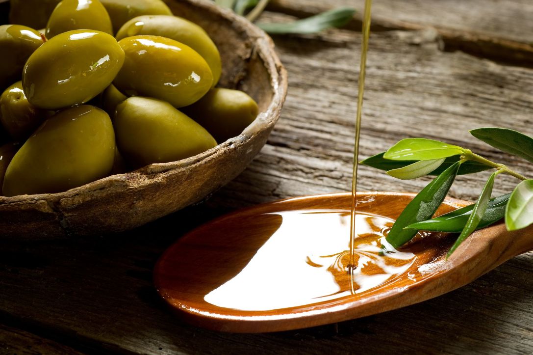 bigstock-olive-oil-over-spoon-27485588_result